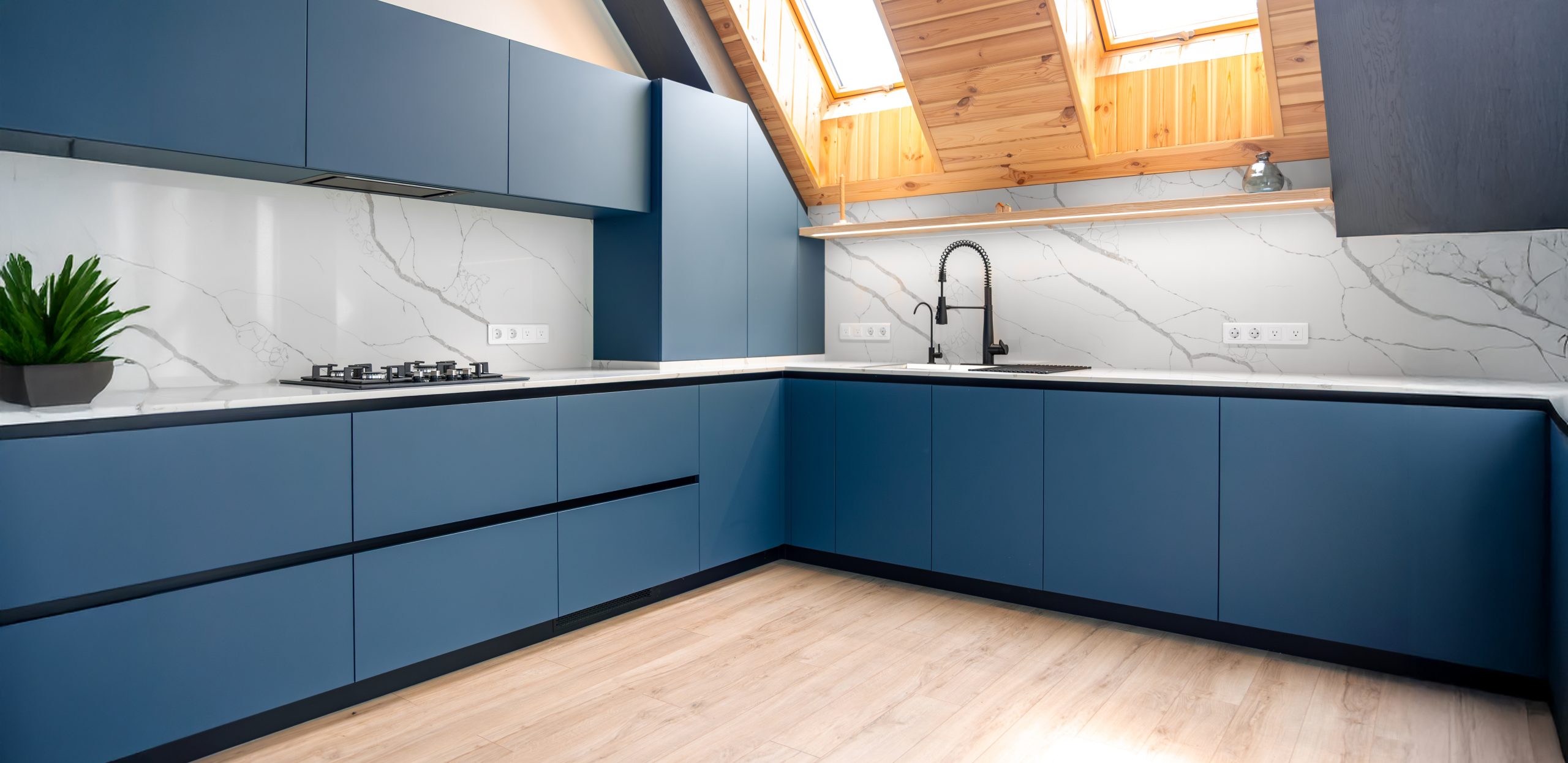 las claraboya del atico de la cocina minimalista azul son de marmol brillante scaled