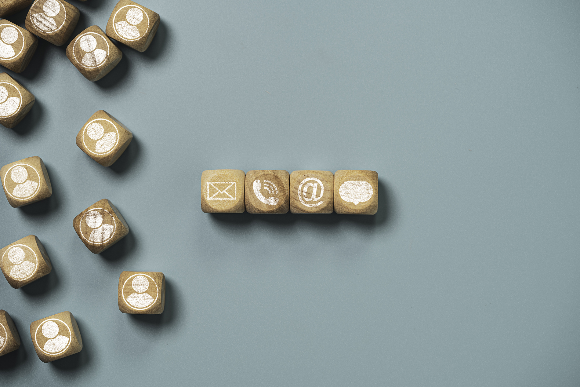 Iconos de contacto sobre fondo azul Grupo Dim