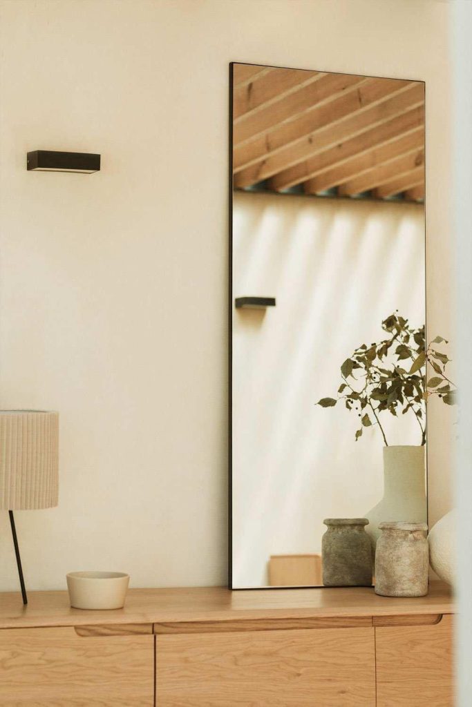 Mesa de roble macizo contemporánea.