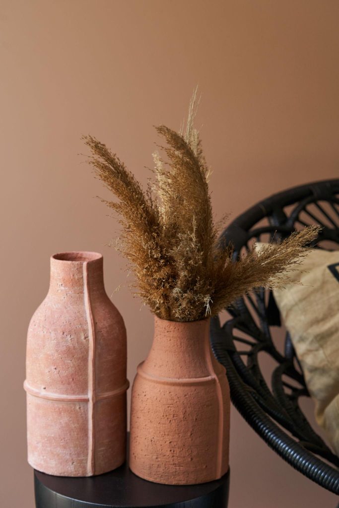 Cerámica artesanal y fibras secas crean una composición cálida, orgánica y atemporal. Los tonos tierra aportan textura, equilibrio y elegancia natural al espacio.